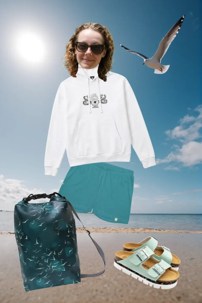 Strand-Outfit: weißer Hoodie, petrolfarbene Shorts, mintgrüne Sandalen und Ikuri Drybag Marina – wasserdichter Rucksack mit Möwen-Muster