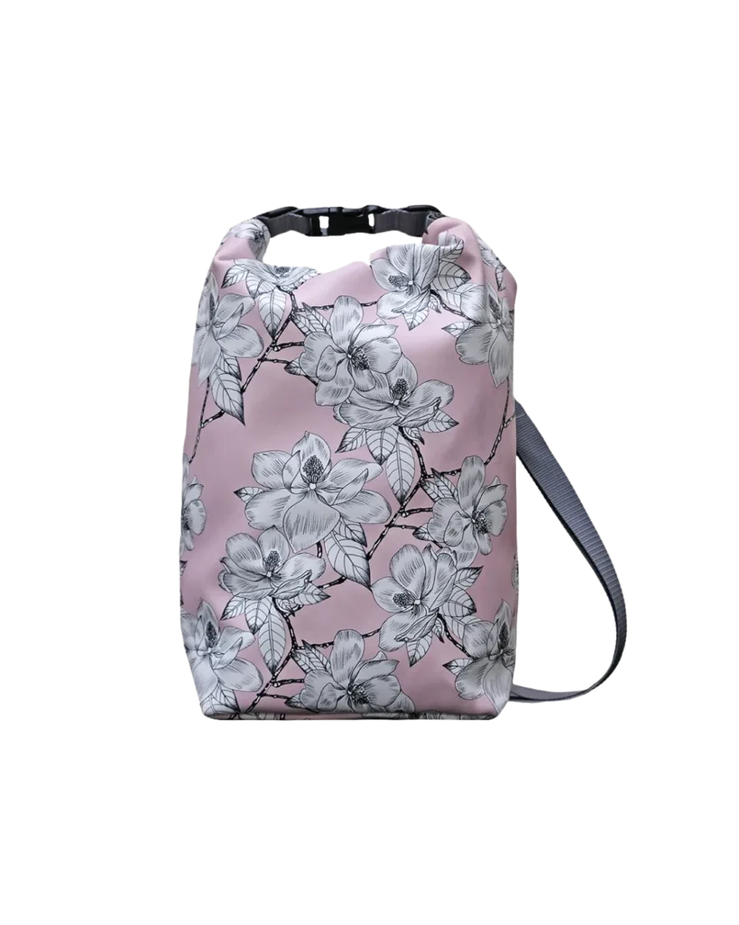 Ikuri Drybag Magnolia – Dry Bag mit 10 Liter und rosa Magnolienblüten, wasserdicht