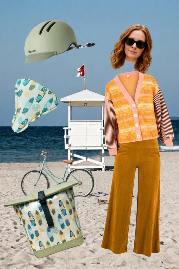 Fahrrad-Outfit für den Strand: orange Strickjacke, ockerfarbene Culotte, salbeigrüner Fahrradhelm und Ikuri Fahrradtasche Rucksack Surf mit Sattelschoner