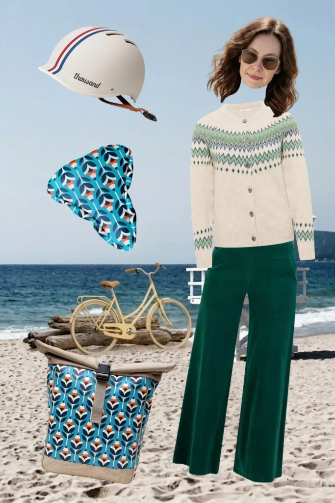 Fahrrad-Outfit am Strand: cremefarbener Norweger-Cardigan, grüne Culotte, Fahrradhelm und Ikuri Fahrradtasche Rucksack Scandinavia mit Sattelschoner