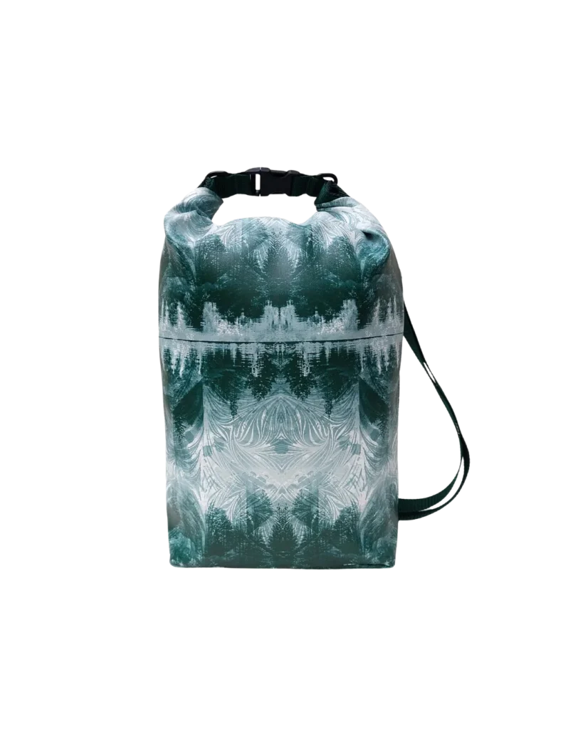 Ikuri Drybag Pinos – wasserdichter Packsack mit nebligem Waldmotiv in Tannengrün und Weiß, 10 Liter